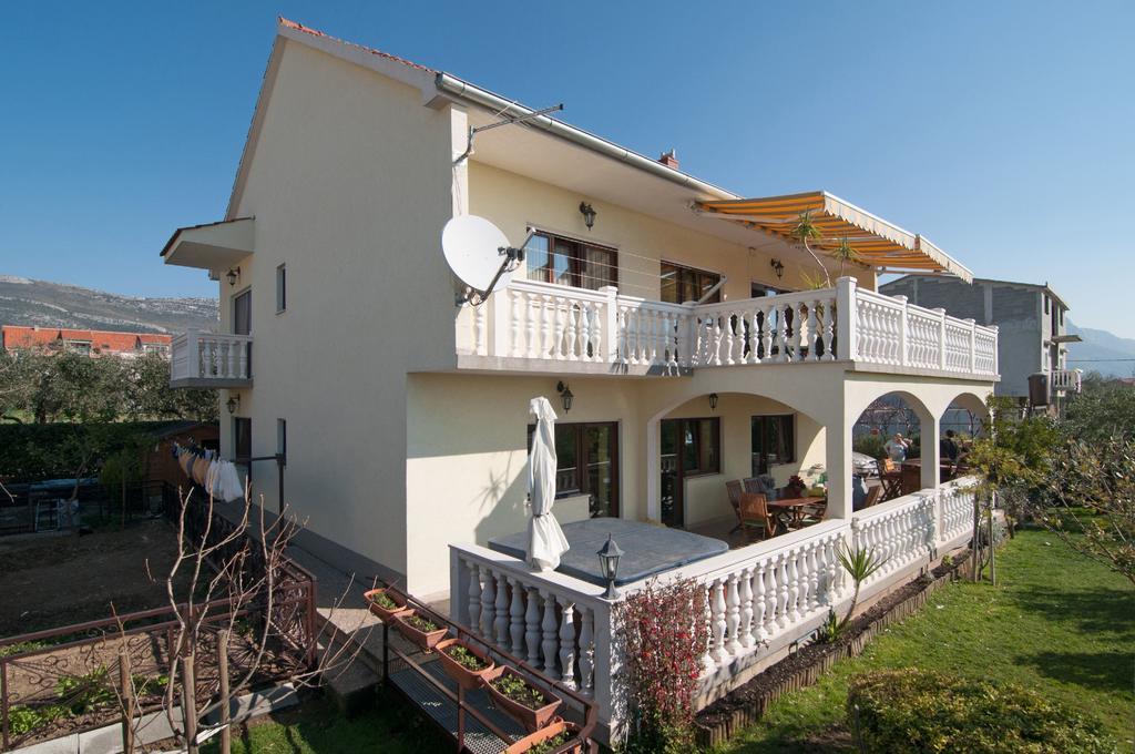 Apartments Corana Kastela Exterior photo