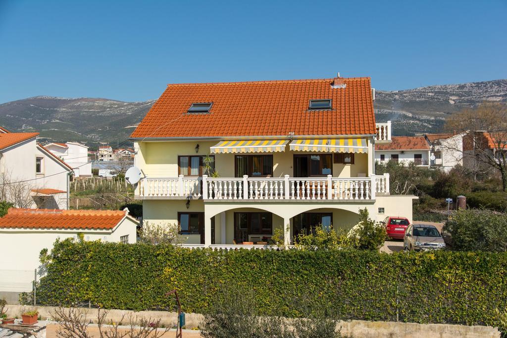 Apartments Corana Kastela Exterior photo